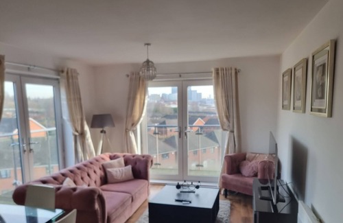 Salford Apartment | Impeccable 2-bed Apartment in Salford