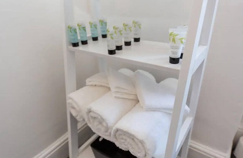 Stoke-on-Trent House | Impeccable 2-bed House in Stoke-on-trent