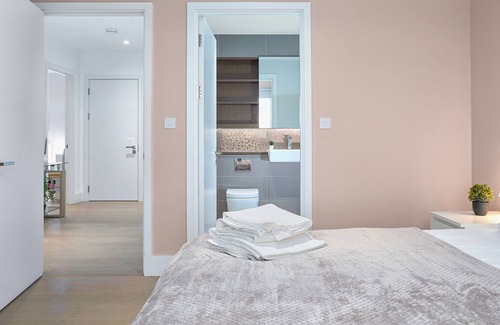 Abbey Wood Apartment | Impeccable 3-Bed Apartment in London