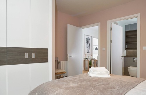 Abbey Wood Apartment | Impeccable 3-Bed Apartment in London