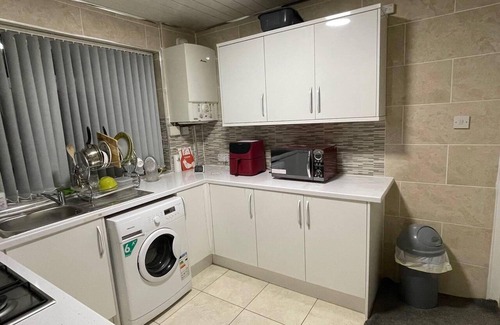 Stonnall House | Impeccable 3-bed House in Birmingham