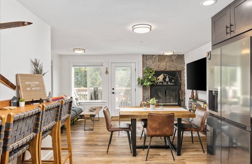 Government Camp House | Impeccable Custom Mountain Estate, Pet Friendly, BBQ, One Block From Center of Government Camp