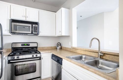 Greater Wilshire - Hancock Park Apartment | Impeccable Hancock Park 2BR w/Pool, Gym, walk to shops, by Blueground