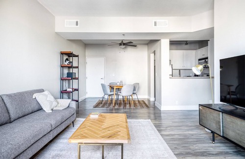 Greater Wilshire - Hancock Park Apartment | Impeccable Hancock Park 2BR w/Pool, Gym, walk to shops, by Blueground