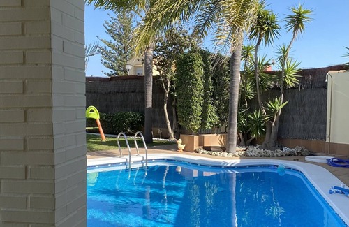 Valdelagrana Villa | Impressive Villa 500 meters from the beach