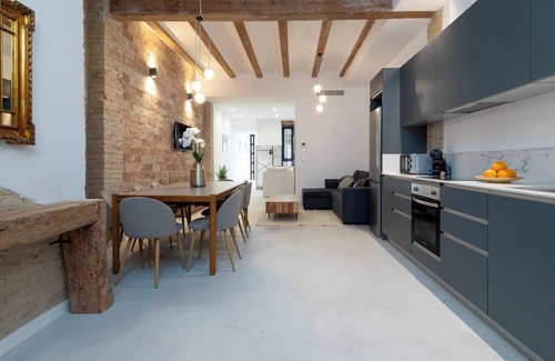 Jesus Apartment | Impresionante Loft de Estilo Urbano con Terraza. Un Oasis en la Ciudad