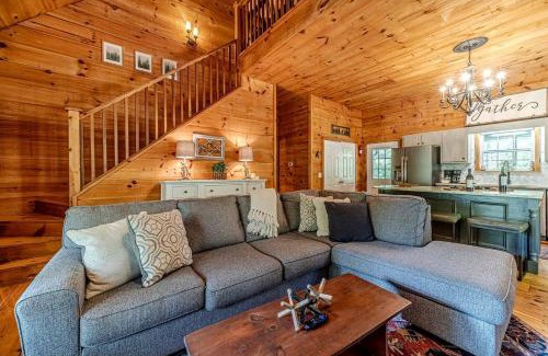Sautee Nacoochee House | Impressive Cabin with Fireplace and Hot-tub in Sautee Nacoochee, Georgia