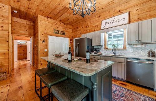 Sautee Nacoochee House | Impressive Cabin with Fireplace and Hot-tub in Sautee Nacoochee, Georgia