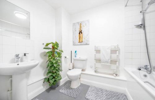 Livesey Apartment | Impressive Central London Balcony Apartment