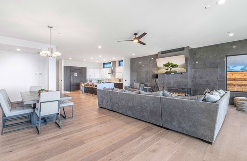 Coos Bay House | Impressive home w/water view, 2 large decks, 2 living rooms & 2 master ensuites