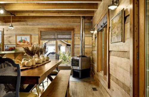 Unionville House | Impressive Log Cabin with Fireplace, Fire Pit and Hot-tub in Unionville, Indiana