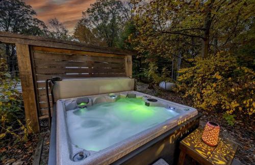 Unionville House | Impressive Log Cabin with Fireplace, Fire Pit and Hot-tub in Unionville, Indiana