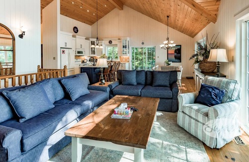 Bracebridge Cottage | Impressive renovated 6 bed 4 bath Lake Muskoka cottage with captivating views!