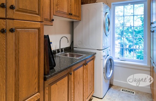 Bracebridge Cottage | Impressive renovated 6 bed 4 bath Lake Muskoka cottage with captivating views!