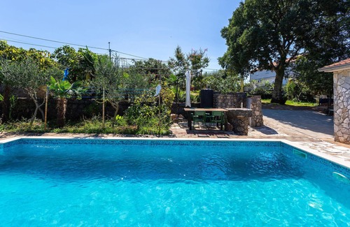 Gabonjin Apartment | In central location on the island of Krk welcomes you this spacious apartment with shared pool.