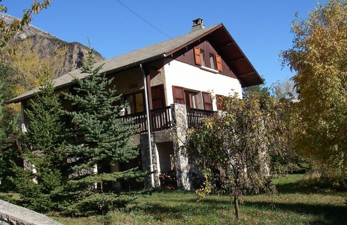 Jausiers Ski Chalet | In chalet, independent family apartment in duplex, on 2000m2 wooded.