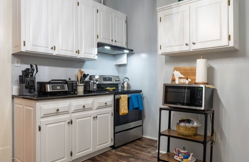 East Durham House | In City, Airy Cheerful Bungalow, Homey, Fire Pit