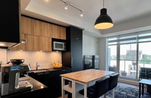 Markham Condo | In Heart of Markham Unionville, close to entertainment district.
