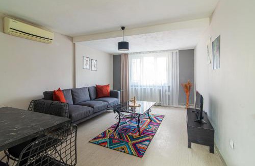 Mecidiyekoy Apartment | In Istanbul Center, 1BR Bright Top-Floor Apt