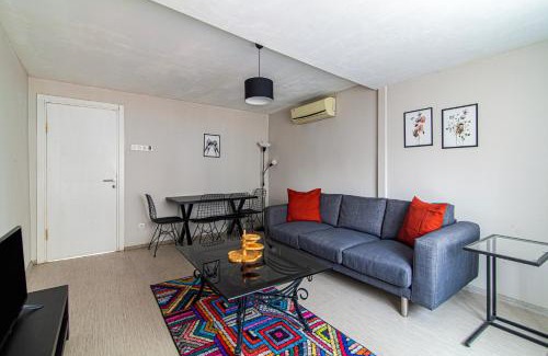 Mecidiyekoy Apartment | In Istanbul Center, 1BR Bright Top-Floor Apt