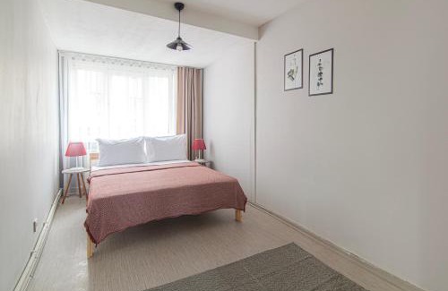 Mecidiyekoy Apartment | In Istanbul Center, 1BR Bright Top-Floor Apt