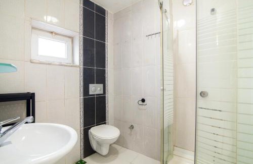 Mecidiyekoy Apartment | In Istanbul Center, 1BR Bright Top-Floor Apt
