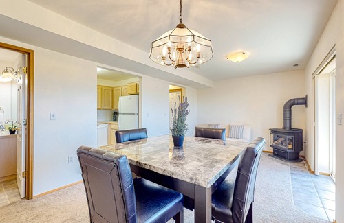 Oak Harbor Apartment | In-Law suite with mountain views, patio, jetted tub, & full kitchen