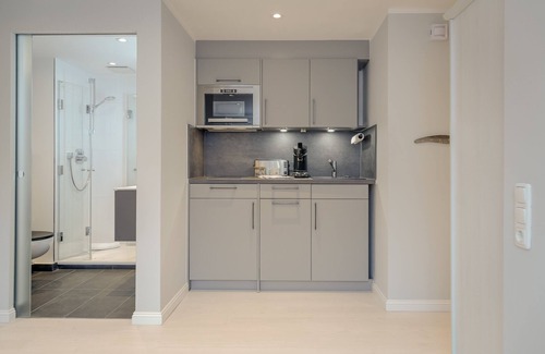 Tinnum Apartment | In order to make the apartment airy and yet cozy, a lot of white was used here.