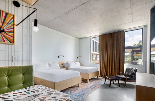 East Cesar Chavez Hotel | In The Capital of the Great State of Texas: Austin! Dog-friendly, City View