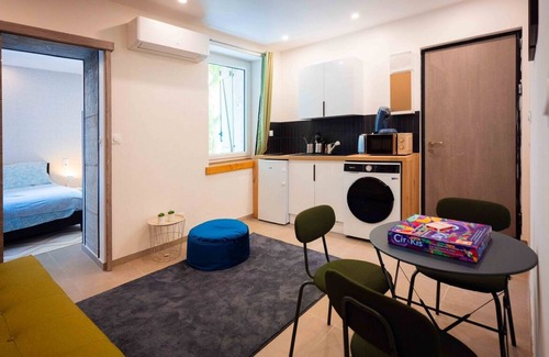 Aix-les-Bains City Center Apartment | In the center of town, charming 2-room apartment on the ground floor, with parking space.