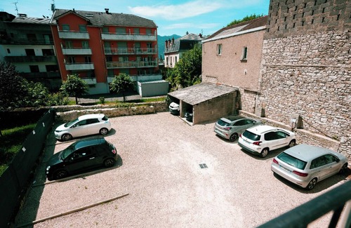 Aix-les-Bains City Center Apartment | In the center of town, charming 2-room apartment on the ground floor, with parking space.