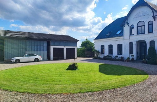 Niesgrau House | in the countryside Modern retreat