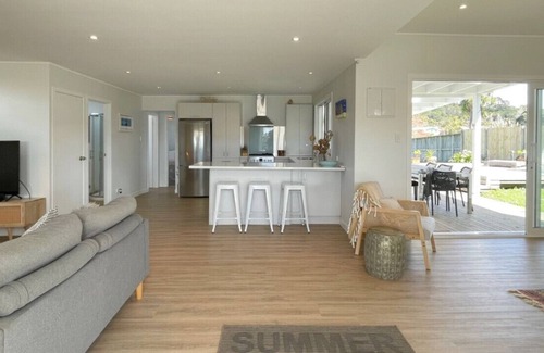 Oneroa House | In the heart of Oneroa Village