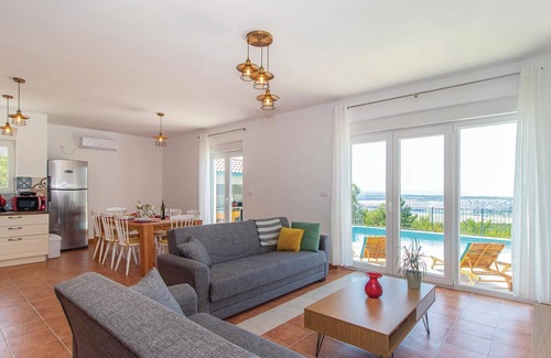 Smrika House | In this beautiful vacation home with enchanting views of the Kvarner Bay and the islands of Cres and