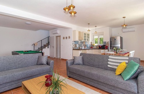 Smrika House | In this beautiful vacation home with enchanting views of the Kvarner Bay and the islands of Cres and
