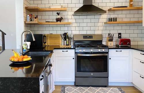 Ennis House | In Town Beautiful Private Getaway, Gym and Hot Tub, Walk to Downtown
