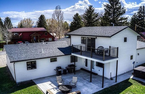 Ennis House | In Town Beautiful Private Getaway, Gym and Hot Tub, Walk to Downtown