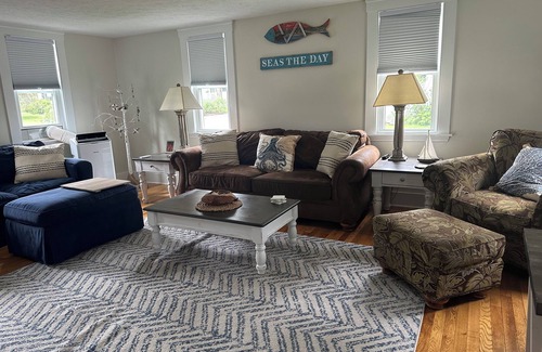 Kennebunk House | In-Town Kennebunk - walk to mult cafes/restaurants/shops! Beaches 6 mins away!