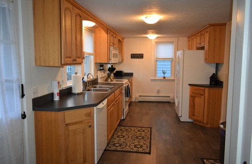 Kennebunk House | In-Town Kennebunk - walk to mult cafes/restaurants/shops! Beaches 6 mins away!