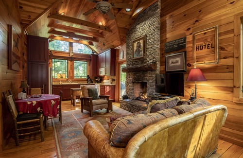 Highlands House | IN TOWN PARADISE !
