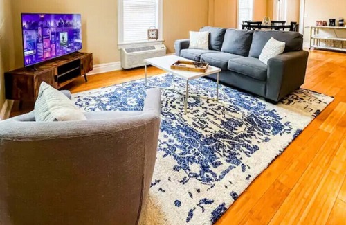 The Hill Apartment | In unit washer & dryer Disney+, Netflix & Hulu