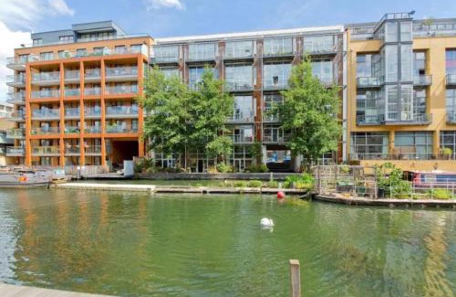 Haggerston Apartment | Incredible 2BD Loft by Regents Canal - Haggerston