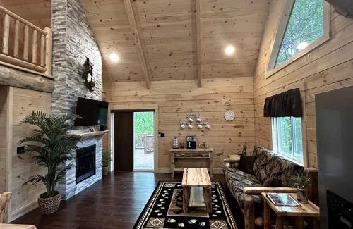 Mannsville House | Incredible Cabin with Fireplace and Hot-tub in Campbellsville, Kentucky