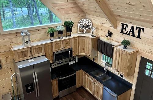 Mannsville House | Incredible Cabin with Fireplace and Hot-tub in Campbellsville, Kentucky