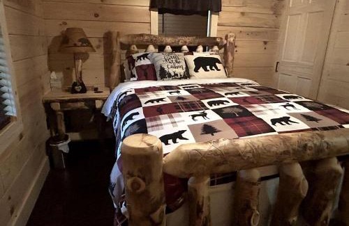 Mannsville House | Incredible Cabin with Fireplace and Hot-tub in Campbellsville, Kentucky