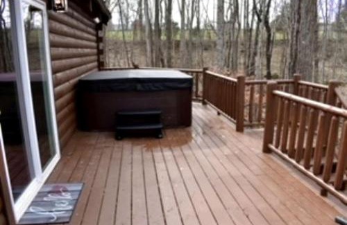 Mannsville House | Incredible Cabin with Fireplace and Hot-tub in Campbellsville, Kentucky