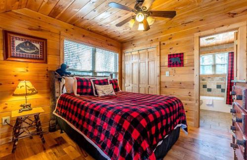 Helen House | Incredible Cabin with Pool Table and Hot-Tub in Cleveland, Georgia