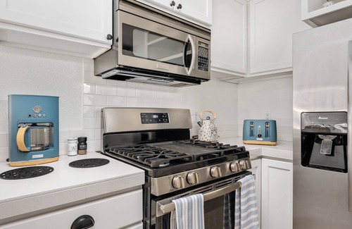 Downtown Vancouver House | Incredible Central Downtown Vancouver Location, New Décor and Furnishing, Two Miles to Waterfront