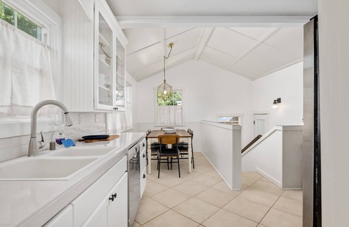 Downtown Vancouver House | Incredible Central Downtown Vancouver Location, New Décor and Furnishing, Two Miles to Waterfront
