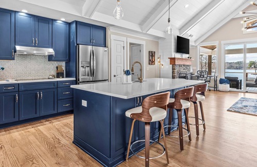 Eatonton House | Incredible Lakefront Sunsets at the completely renovated Paradise Pointe